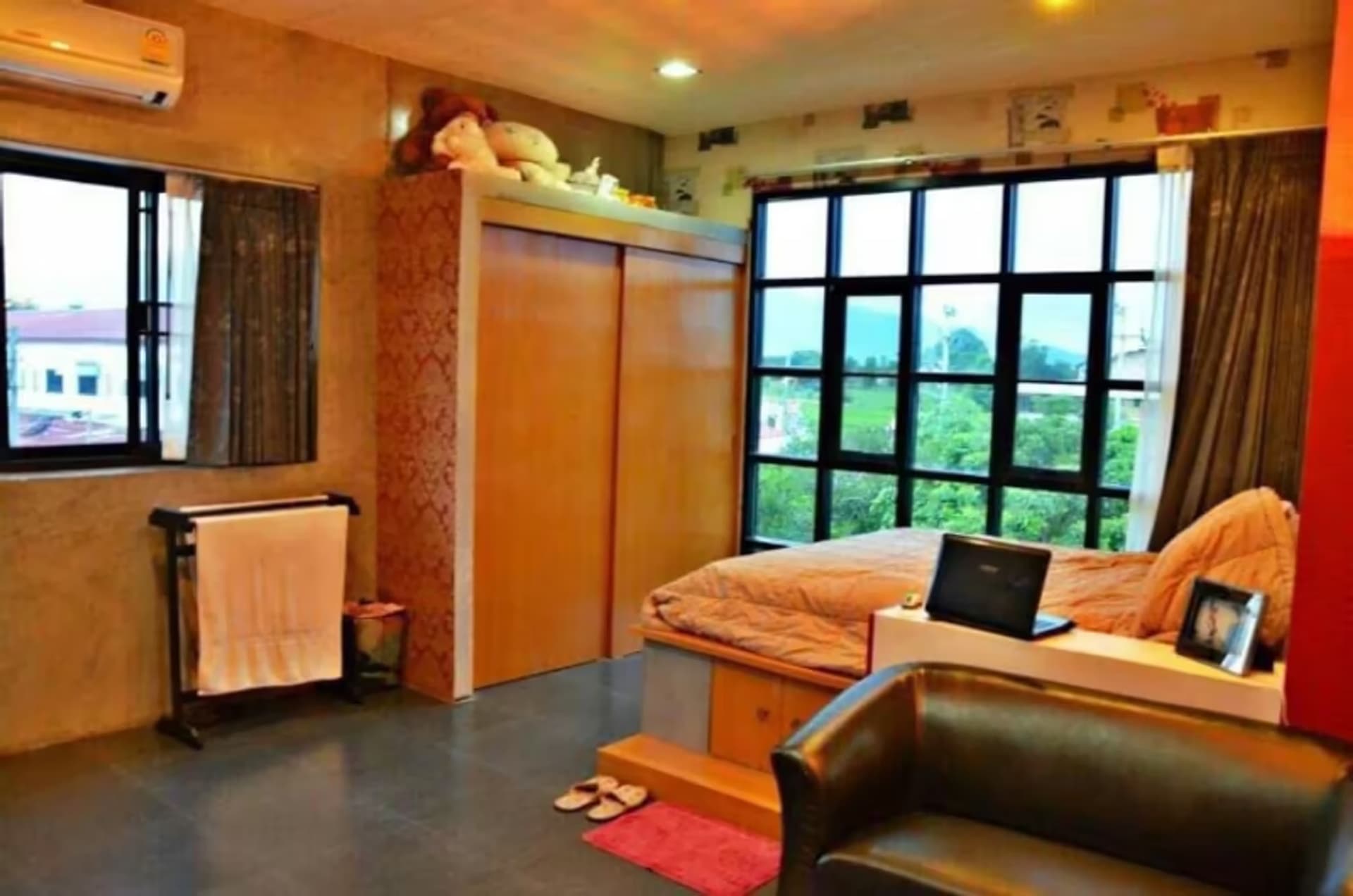 9 Bedroom House - Image 33