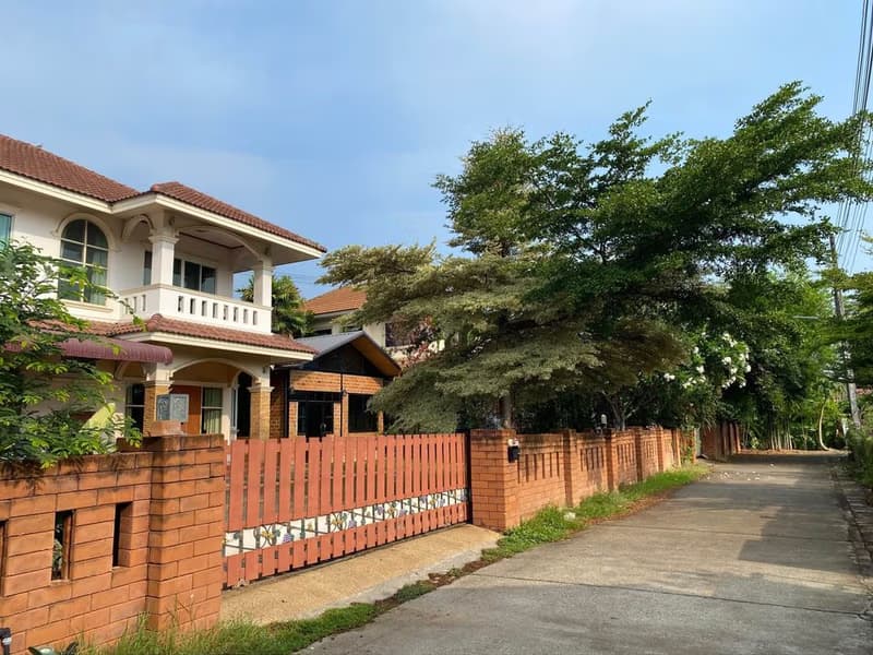 5 Bed House for Rent in San Sai