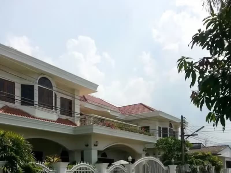 8 Bedroom House