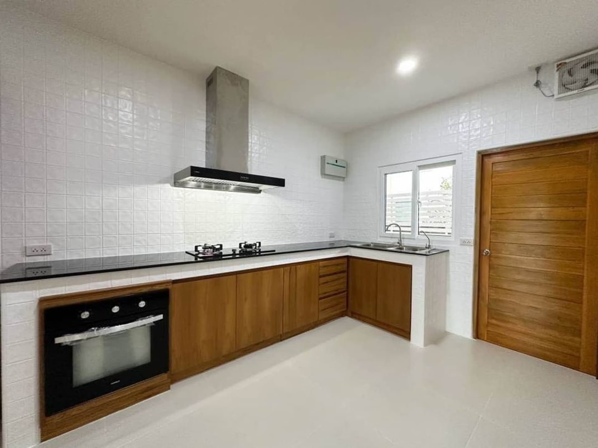 3 Bed House for Rent in San Kamphaeng - Image 12