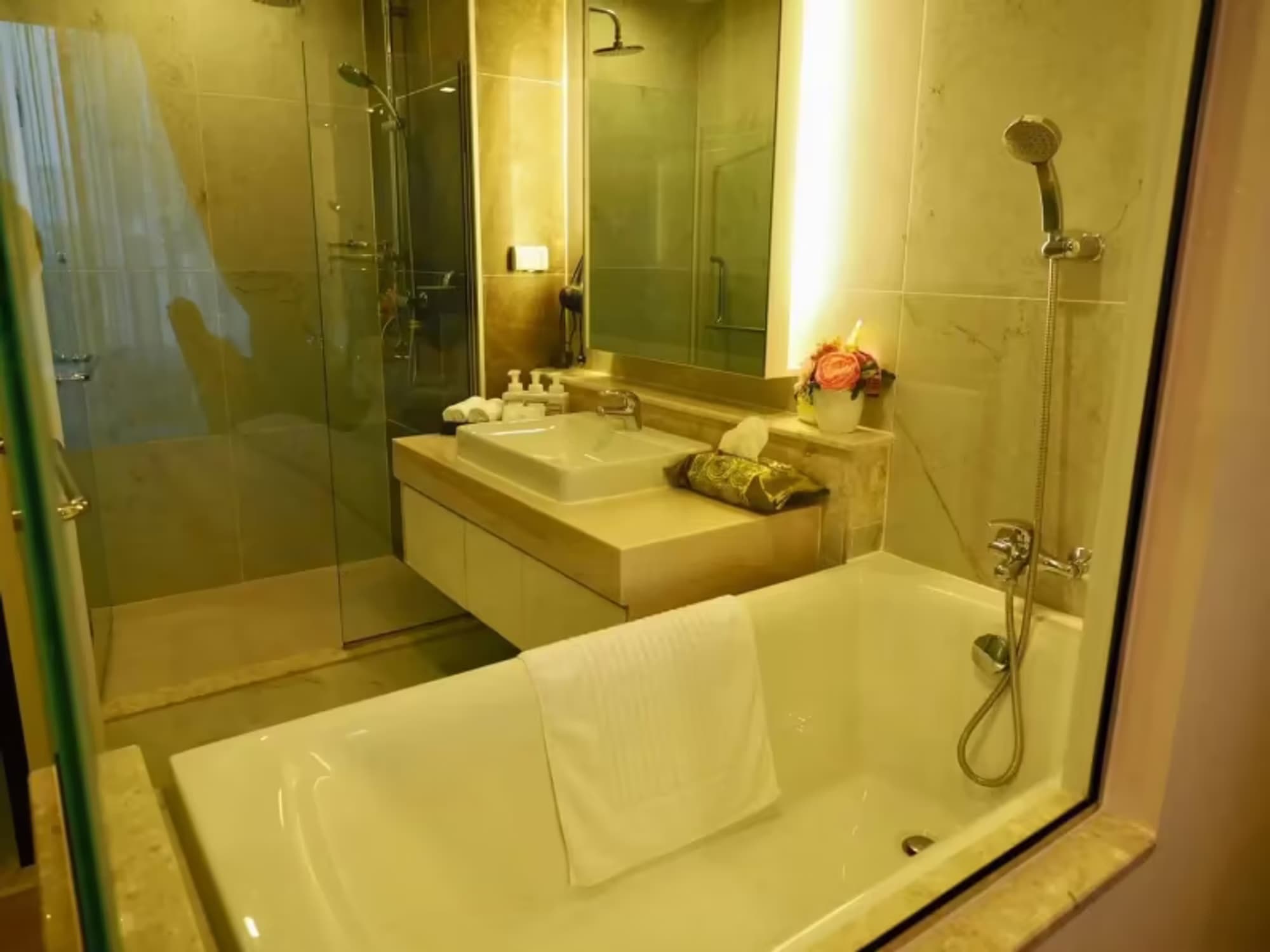 1 Bedroom Condo - Image 1
