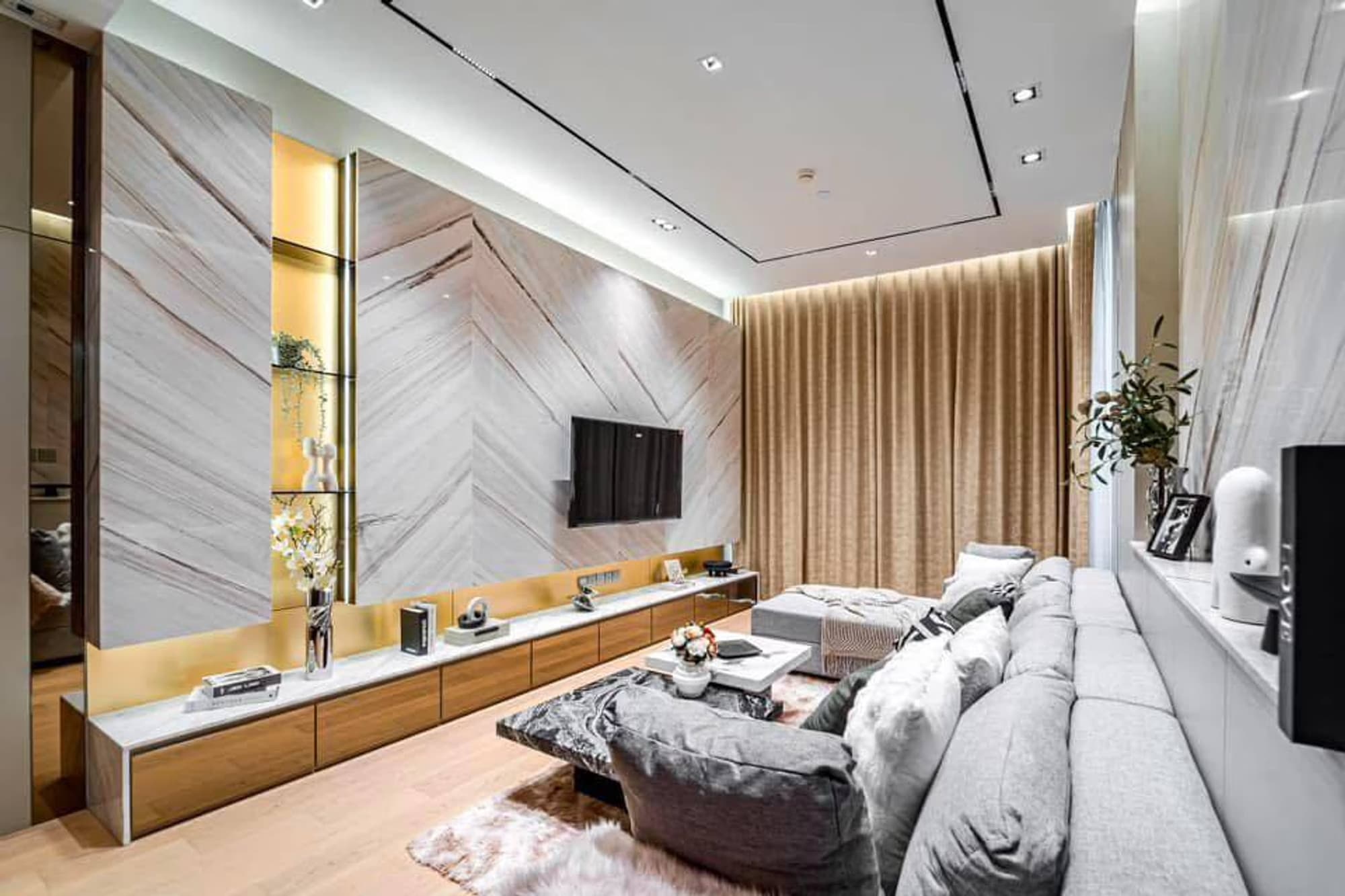 2 Bed Condo for Rent in Pathum Wan - Image 2