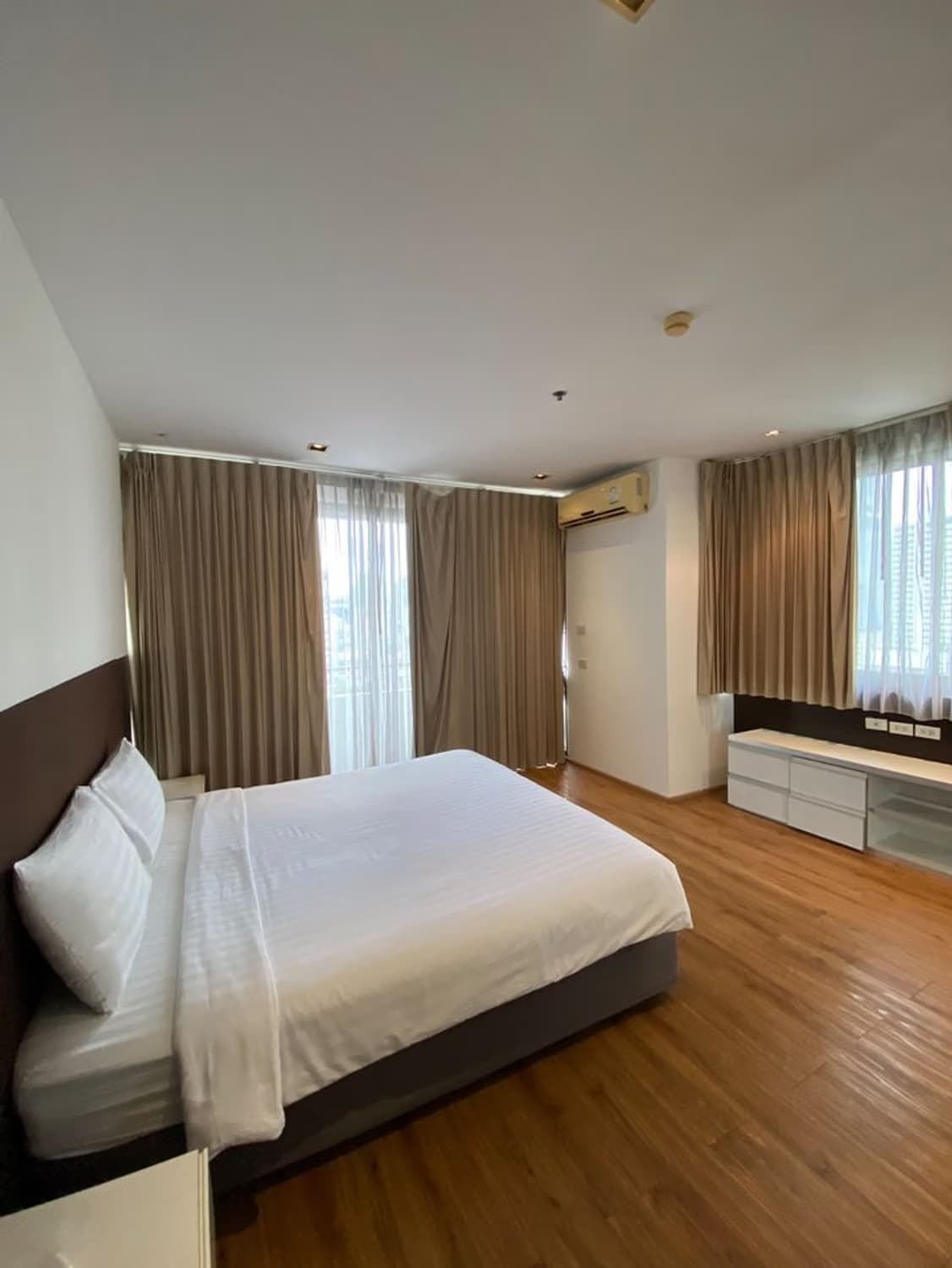 2 Bed Condo for Rent in Khlong Toei - Image 9