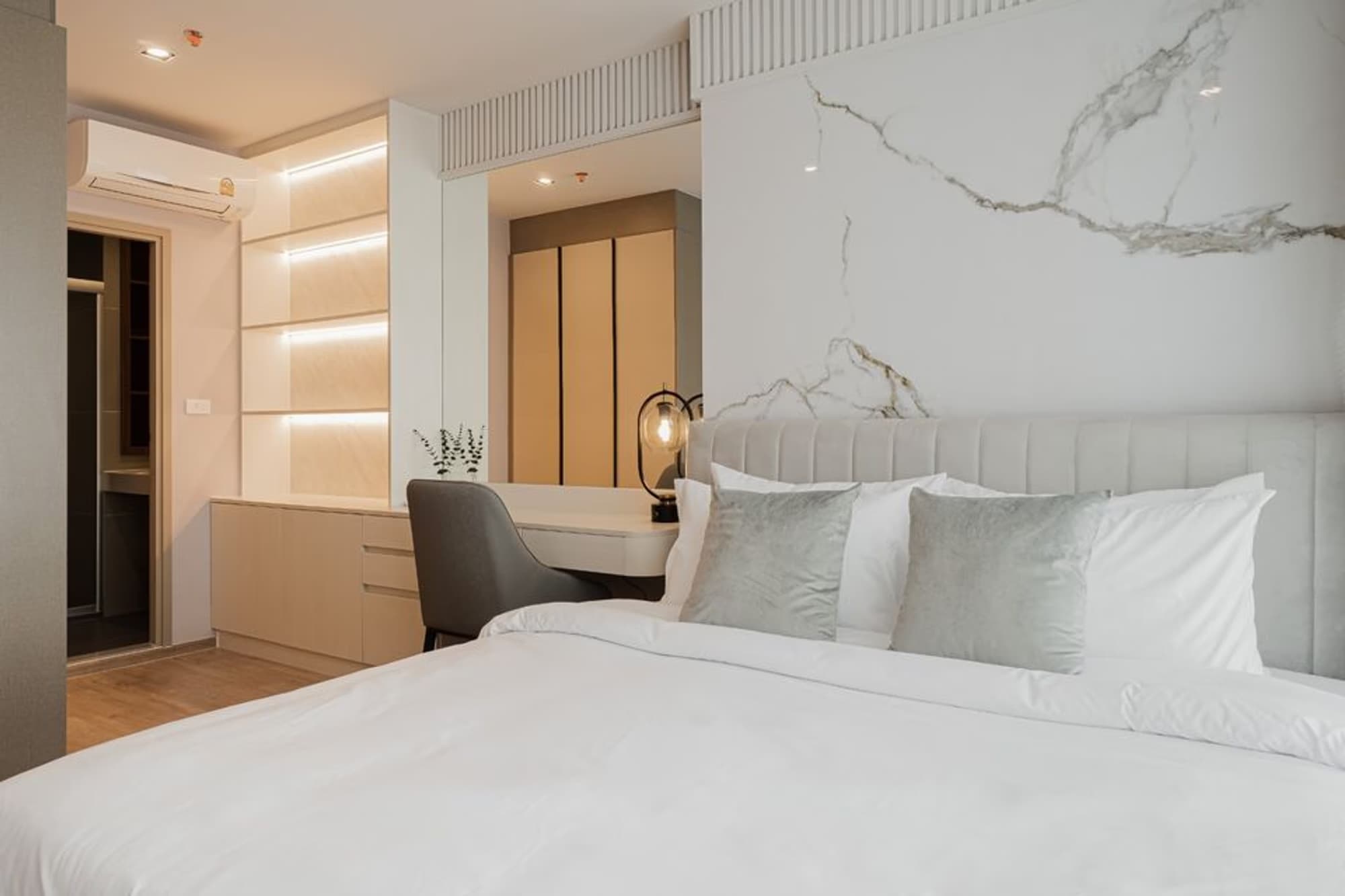 1 ห้องนอน Condo สำหรับ ขายและจำหน่าย ใกล้ Phra Ram 9 MRT - Image 7