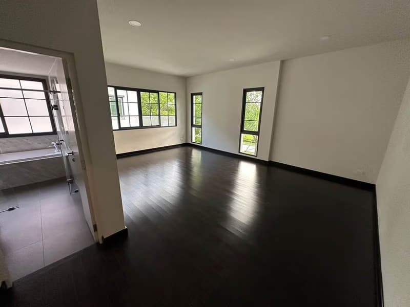 5 Bed House for Sale in Bang Phli