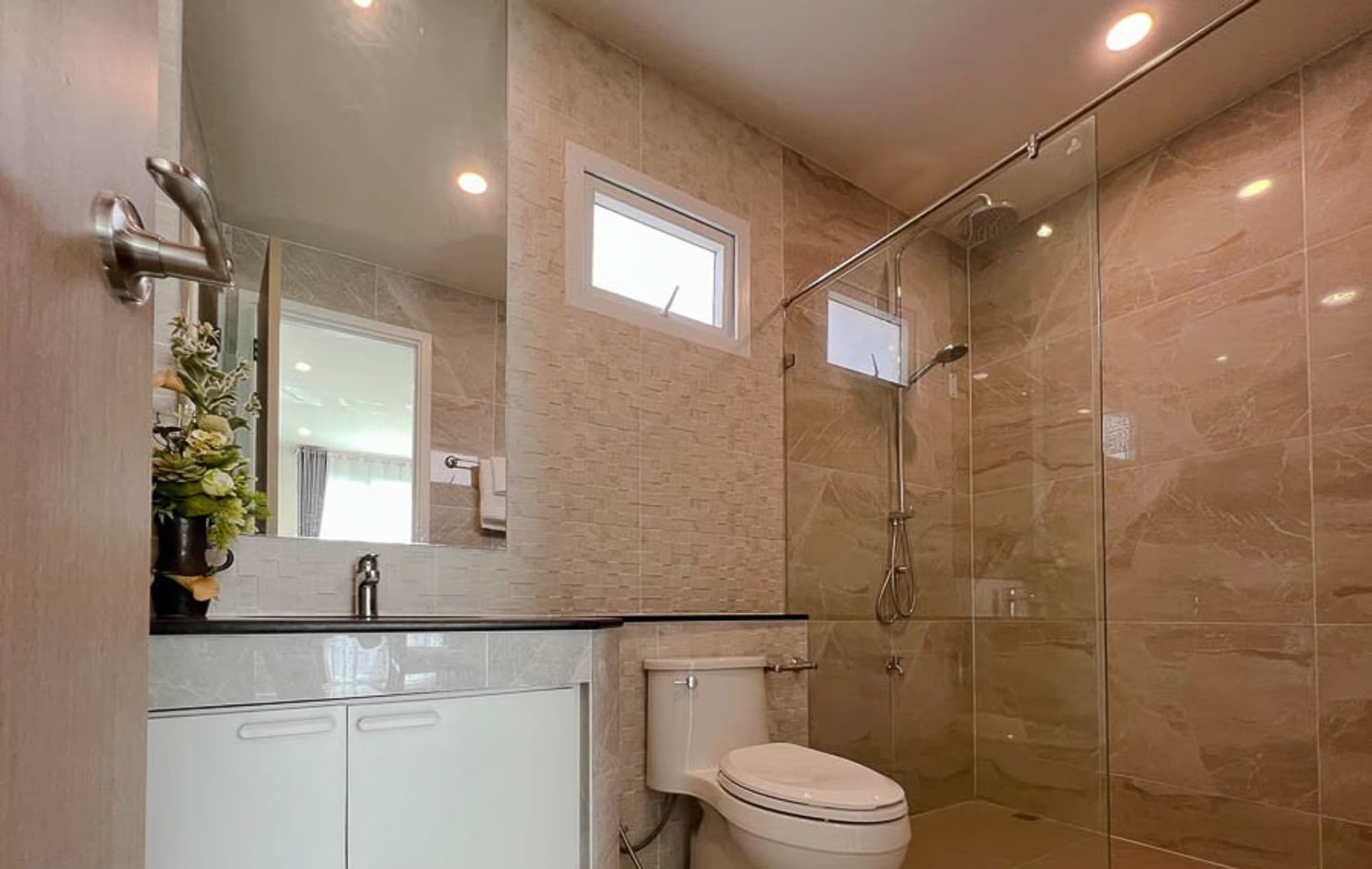 5 Bedroom House - Image 22