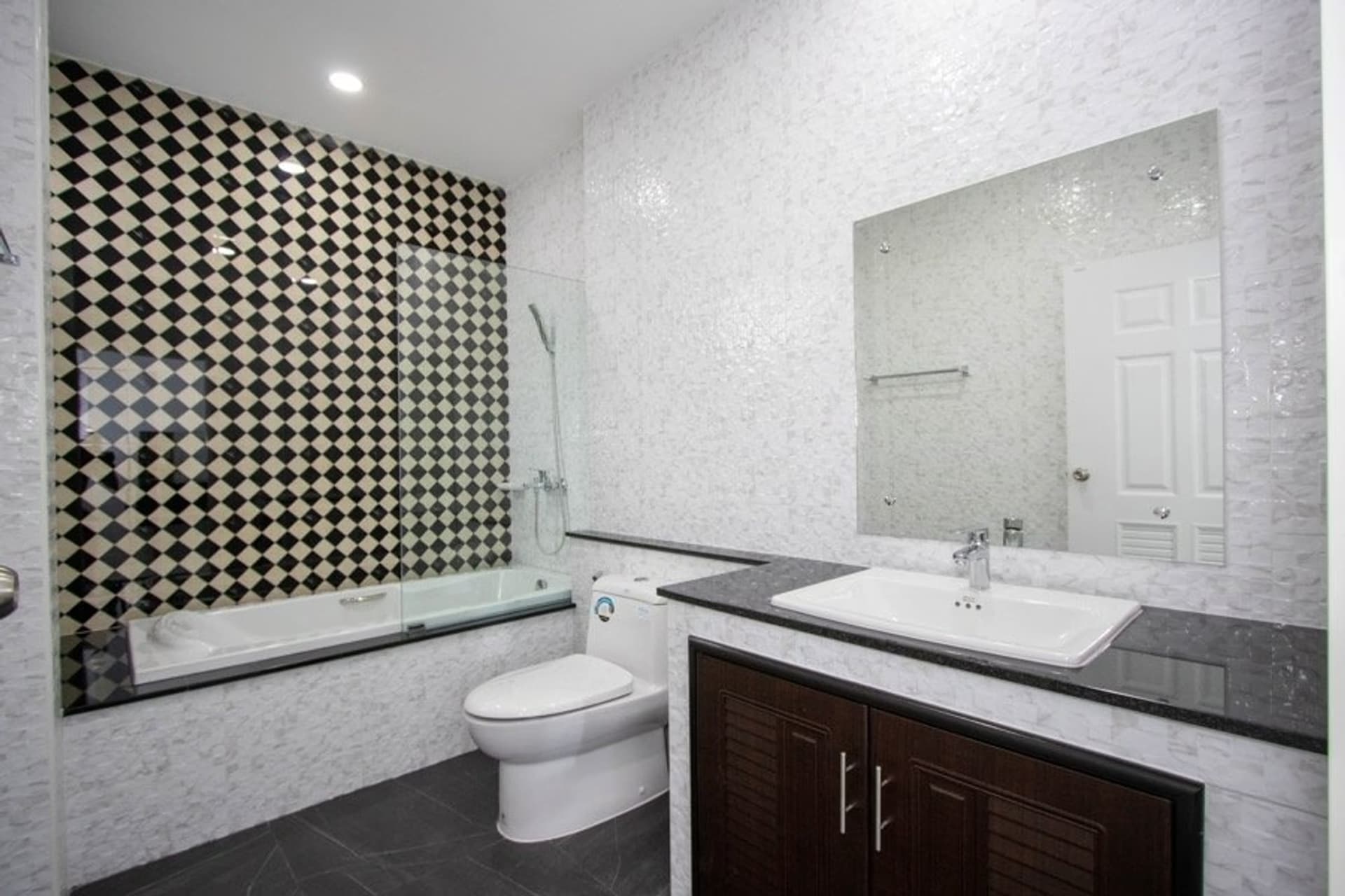 2 Bed House for Rent in Mueang Chiang Mai - Image 14