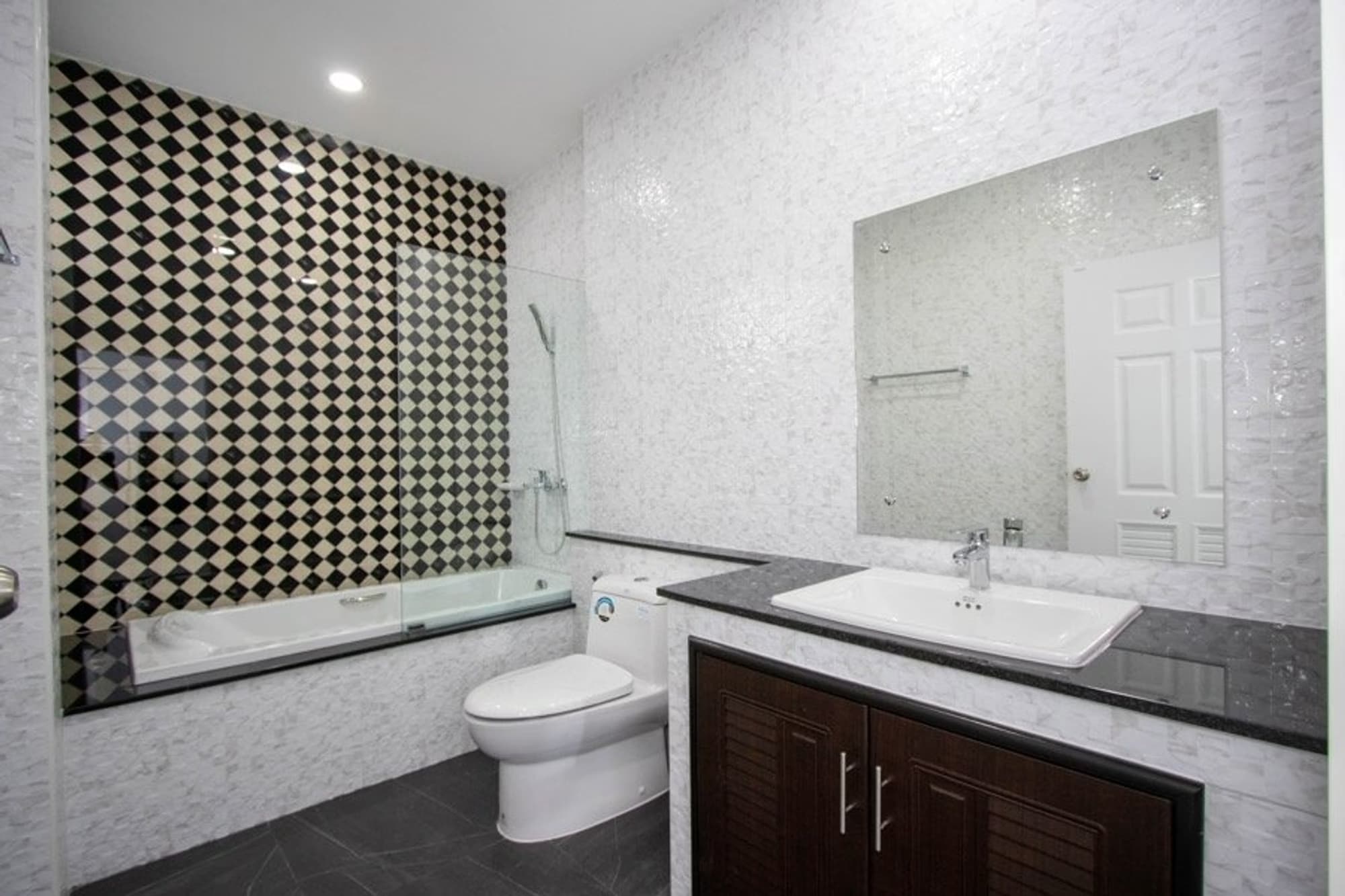 2 Bed House for Rent in Mueang Chiang Mai - Image 14