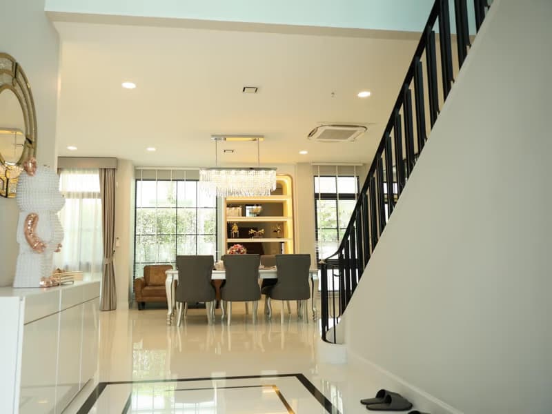 5 Bed House for Rent and Sale in Saphan Sung