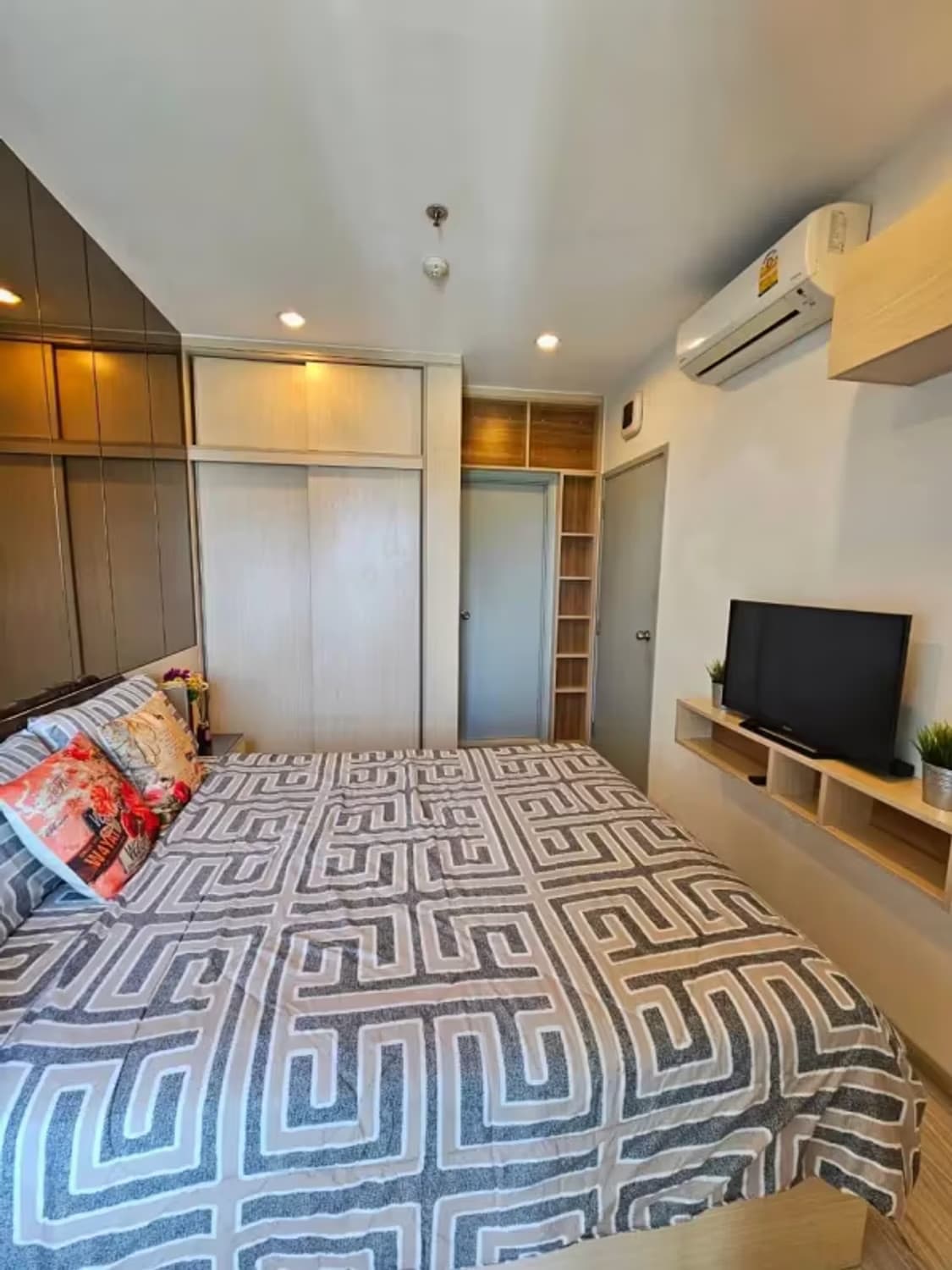 1 Bedroom Condo - Image 4