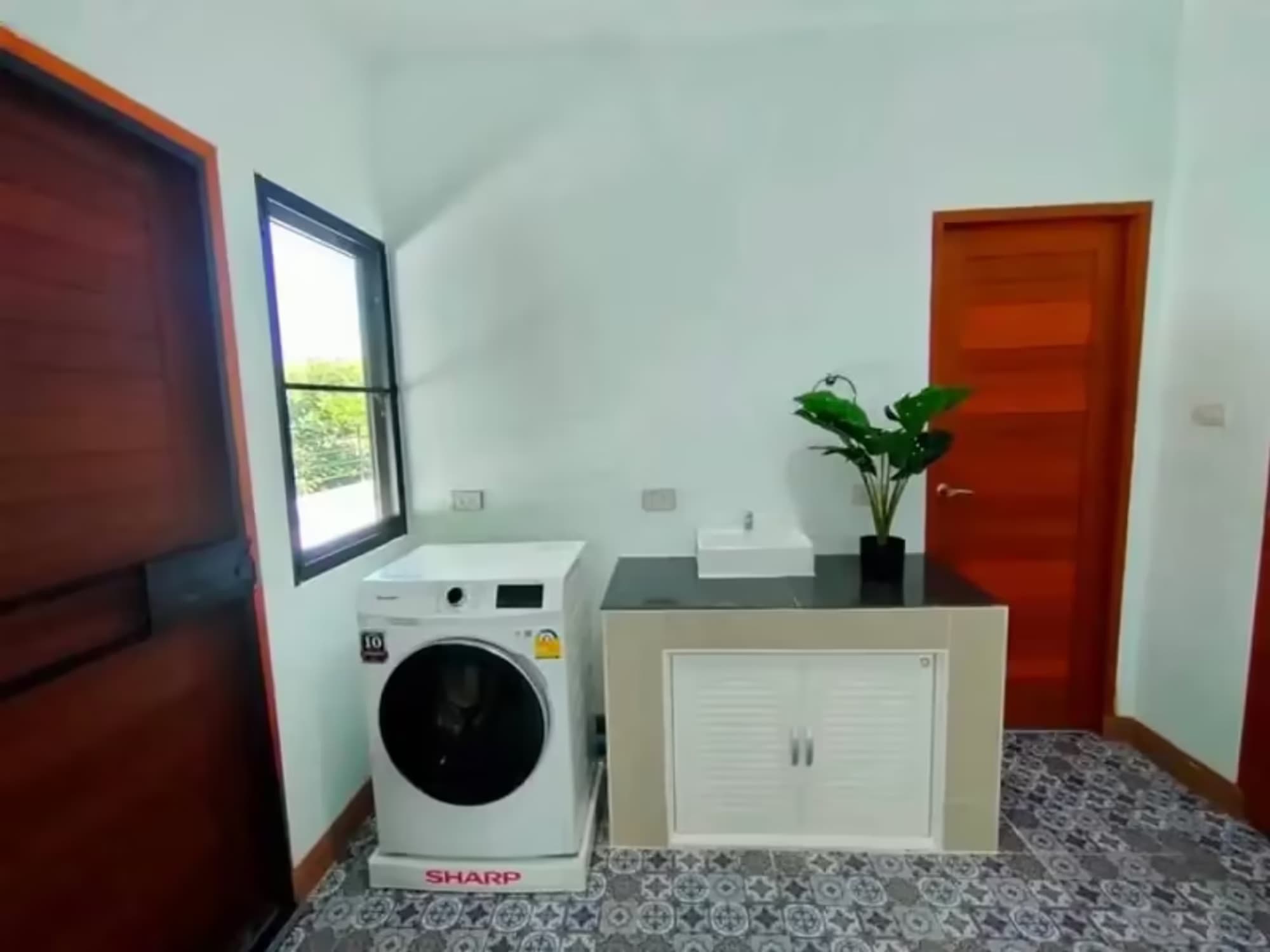 4 Bedroom House - Image 7