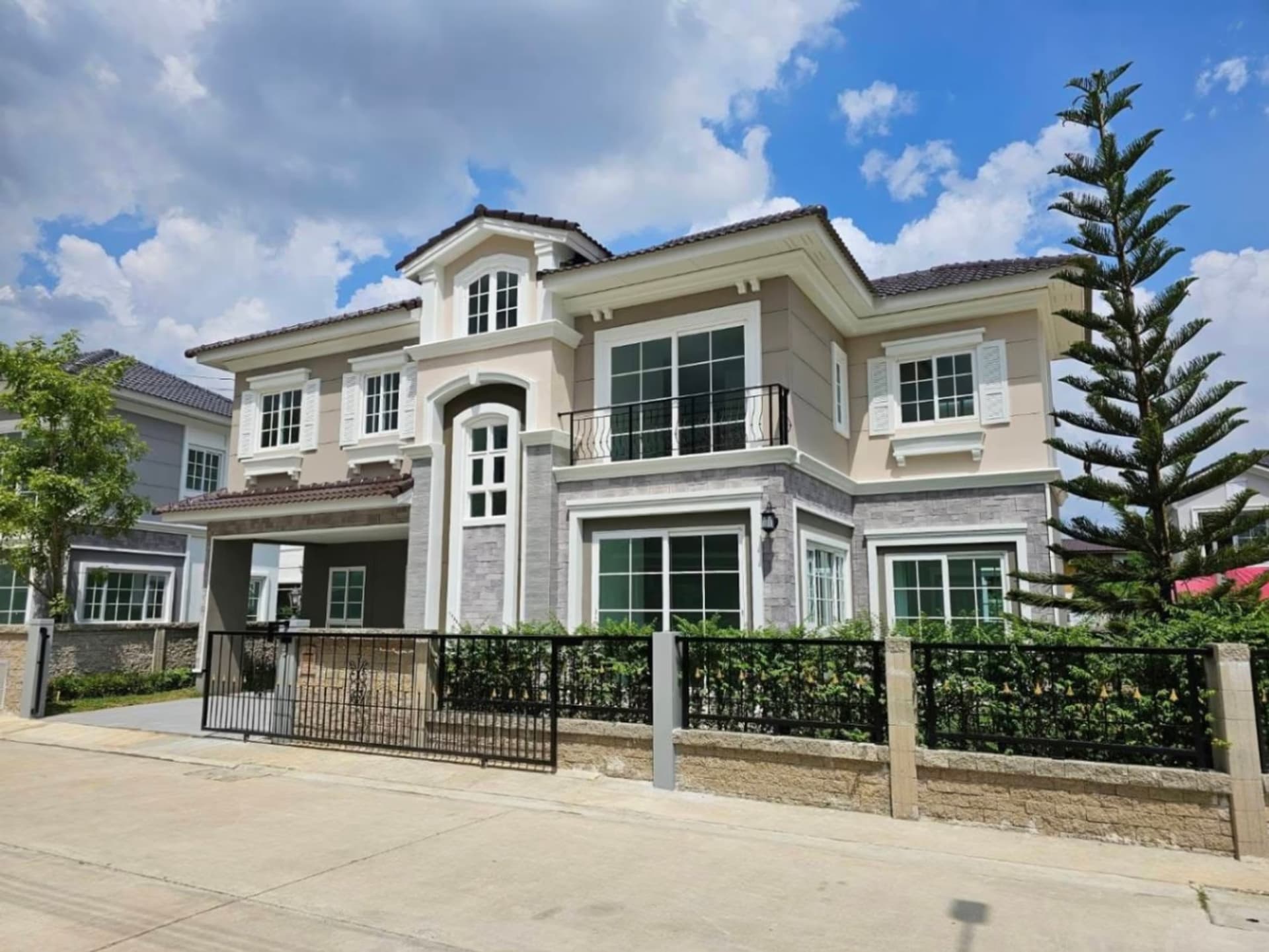 4 Bed House for Rent in Mueang Samut Prakan - Image 1