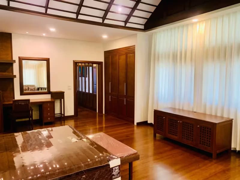6 Bedroom House