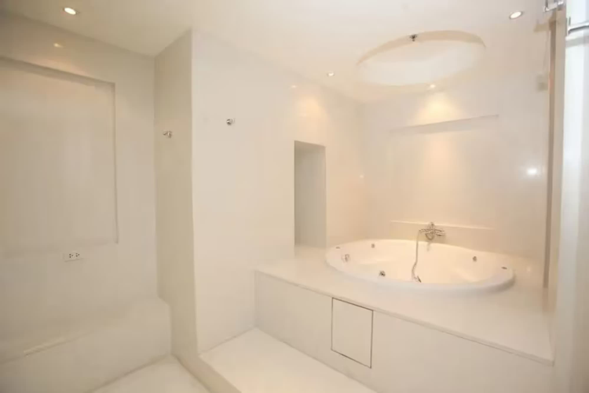 4 Bedroom Condo - Image 9