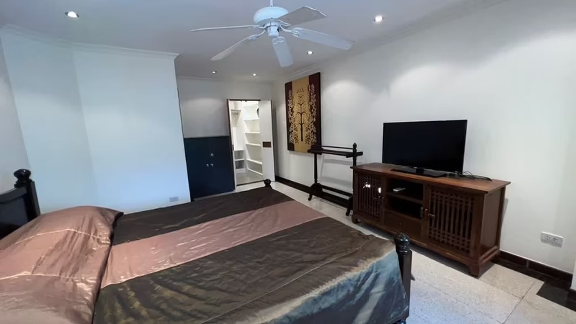 1 Bedroom Condo - Image 1