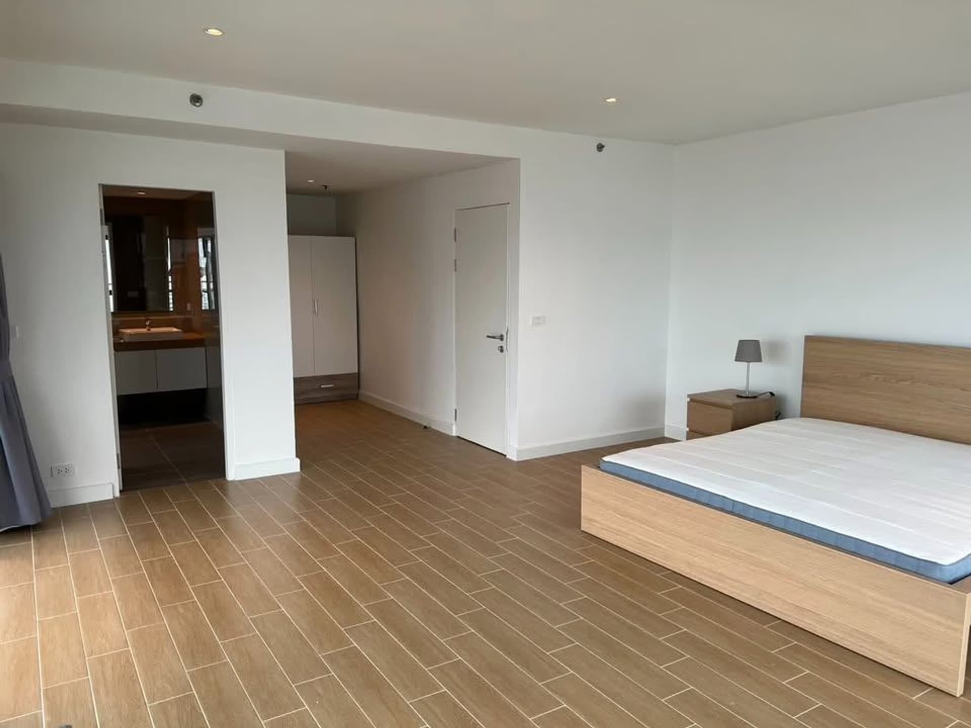 2 Bed Condo for Rent in Sathon - Image 7