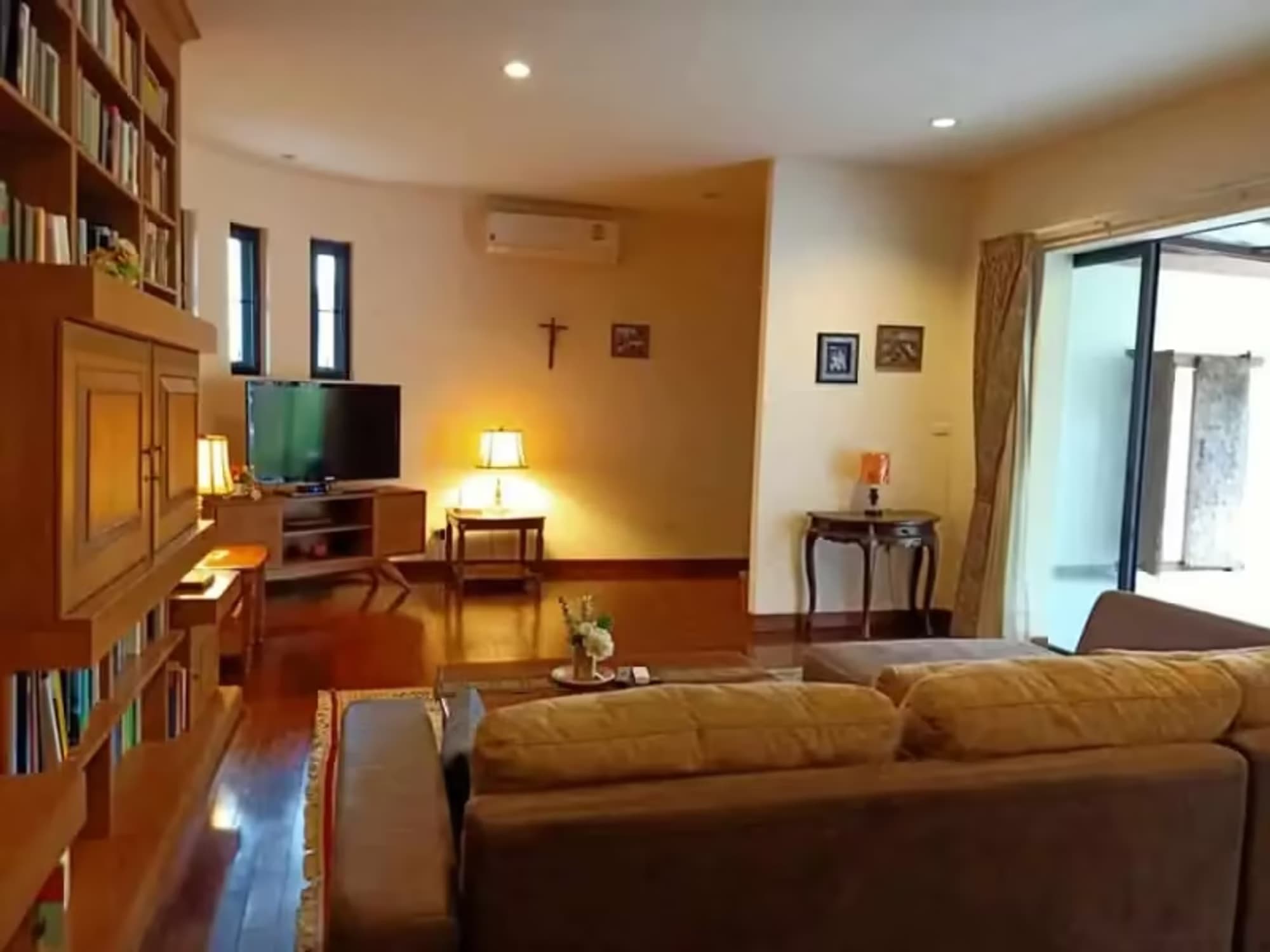 8 Bedroom House - Image 5