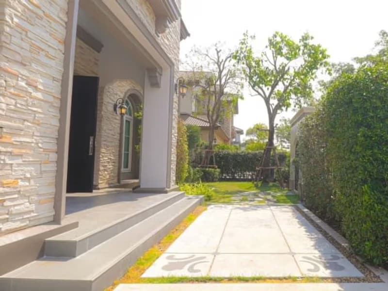 4 Bed House for Rent and Sale in Bang Na
