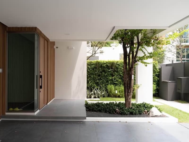 3 Bed Townhouse for Rent and Sale in Saphan Sung