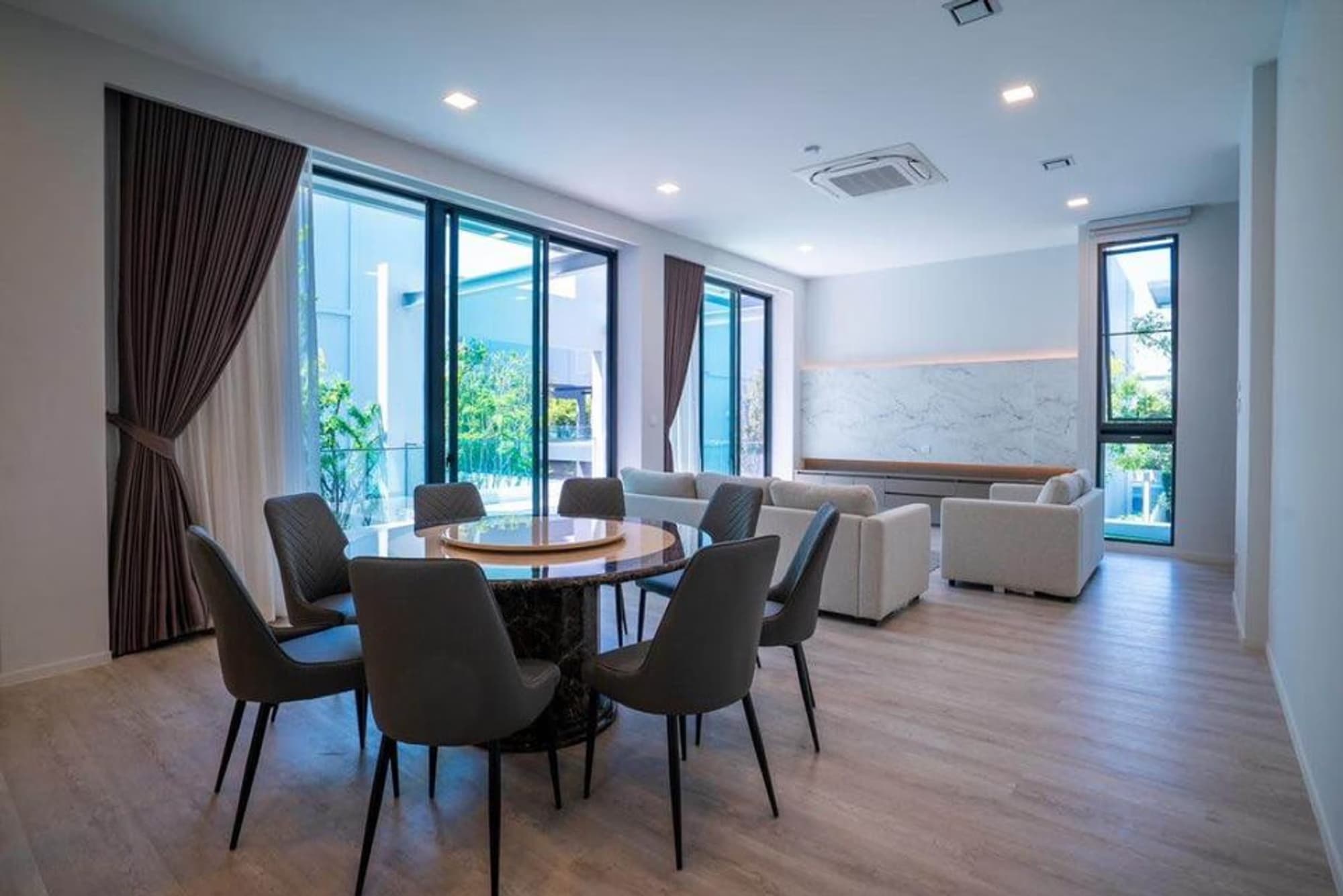 4 Bed House for Rent in Saphan Sung - Image 3