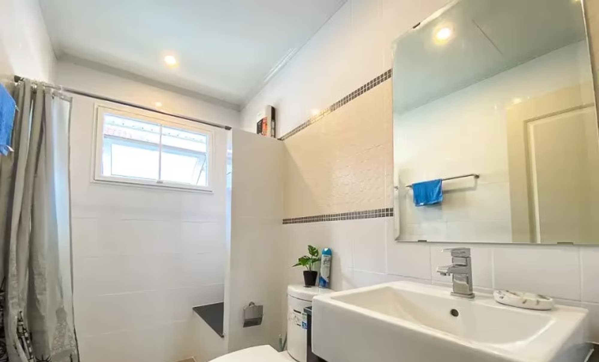 4 Bedroom House - Image 9