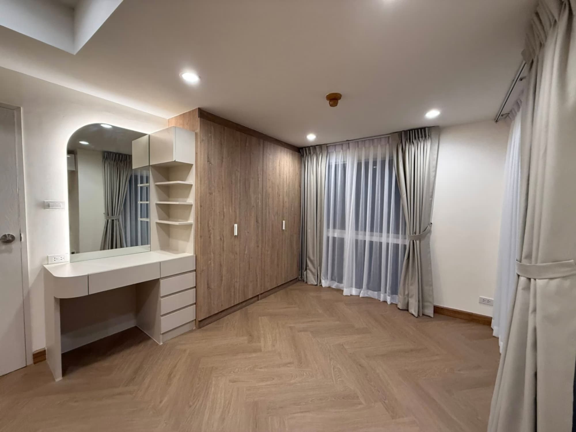 1 Bed Condo for Rent and Sale in Huai Khwang - Image 5