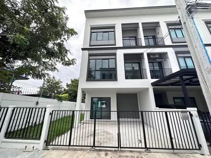 4 Bed Townhouse for Sale in Mueang Samut Prakan