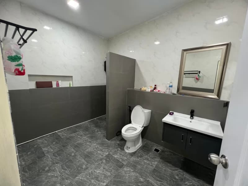 1 Bed Commercial for Rent and Sale in Mueang Chiang Mai