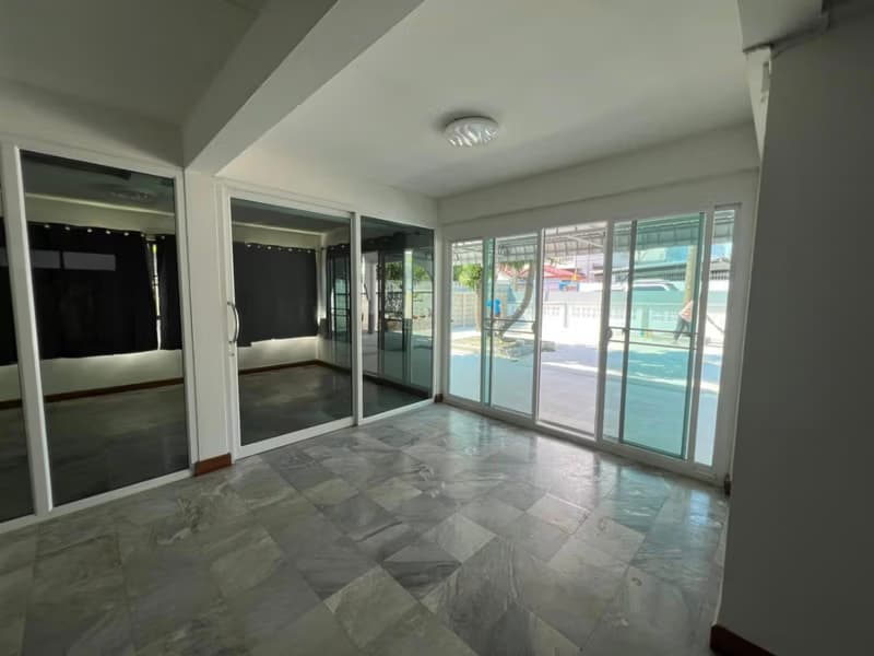 4 Bed House for Rent in Bang Na