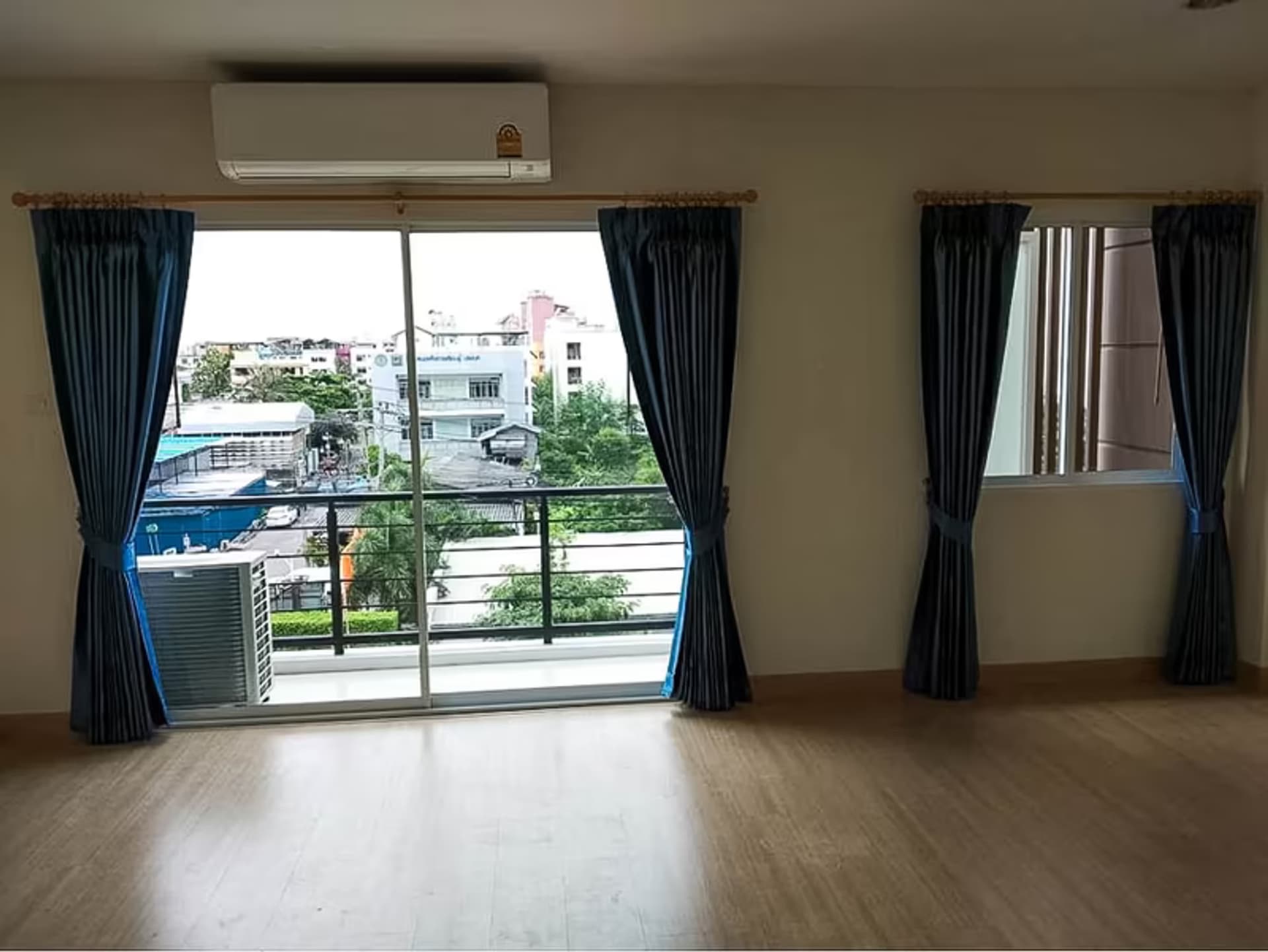 5 Bedroom Commercial - Image 2