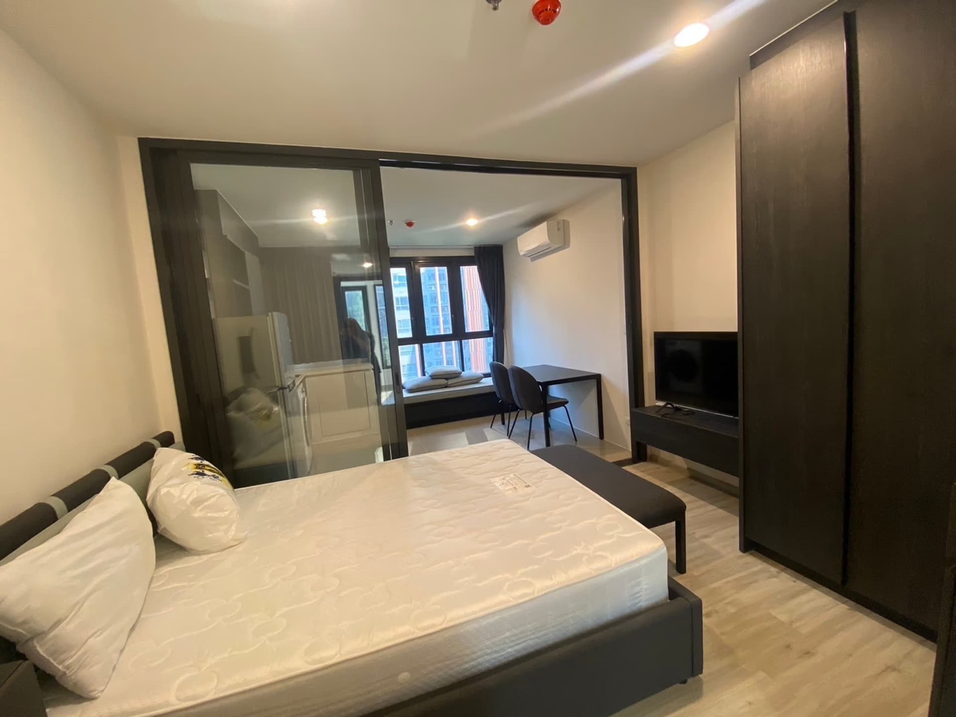 1 Bed Condo for Sale  Near Huai Khwang MRT - Image 2