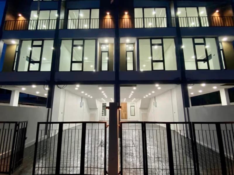 3 Bed Townhouse for Rent in Phra Khanong