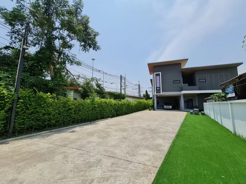6 Bedroom House