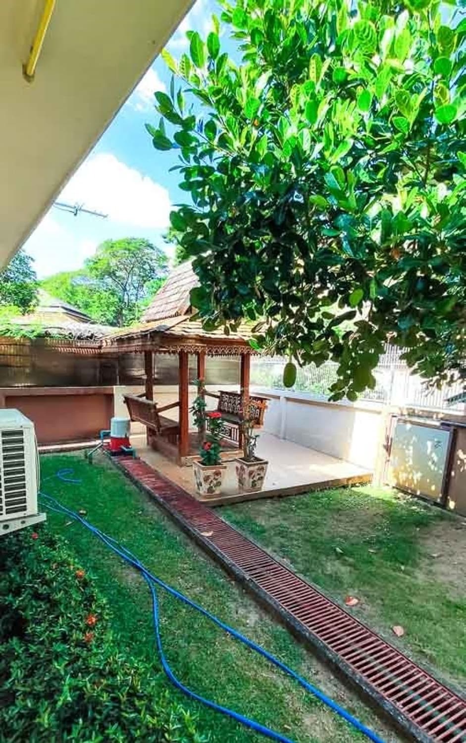 7 Bedroom House - Image 11