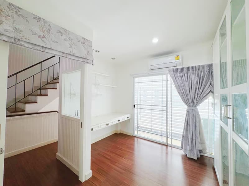3 Bed House for Rent in เขตพระโขนง