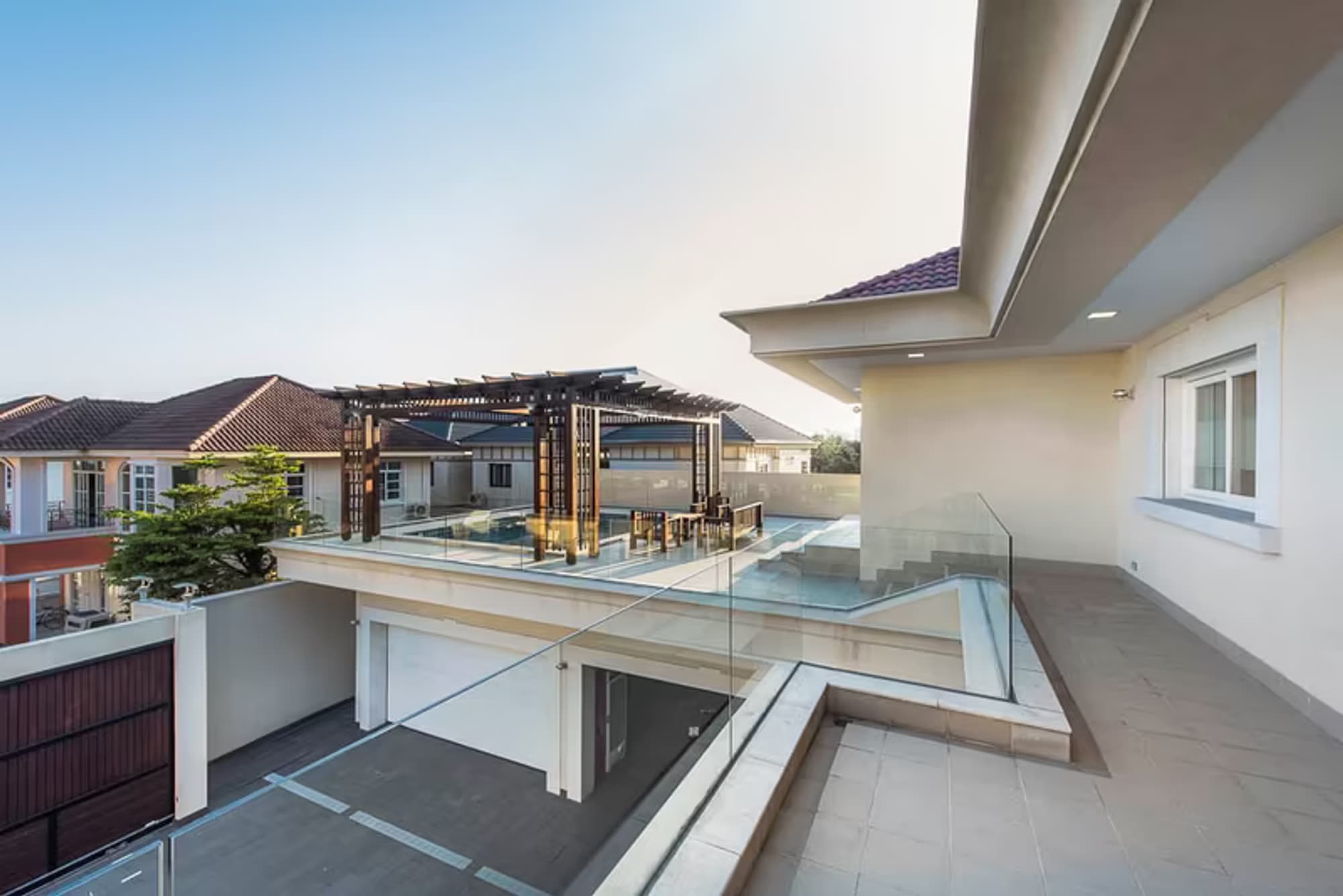 Luxury Home w/ Gaggenau Kitchen and High-end Home Theatre. - Image 19