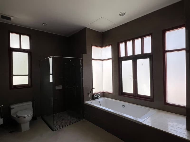 4 Bed House for Rent in Watthana