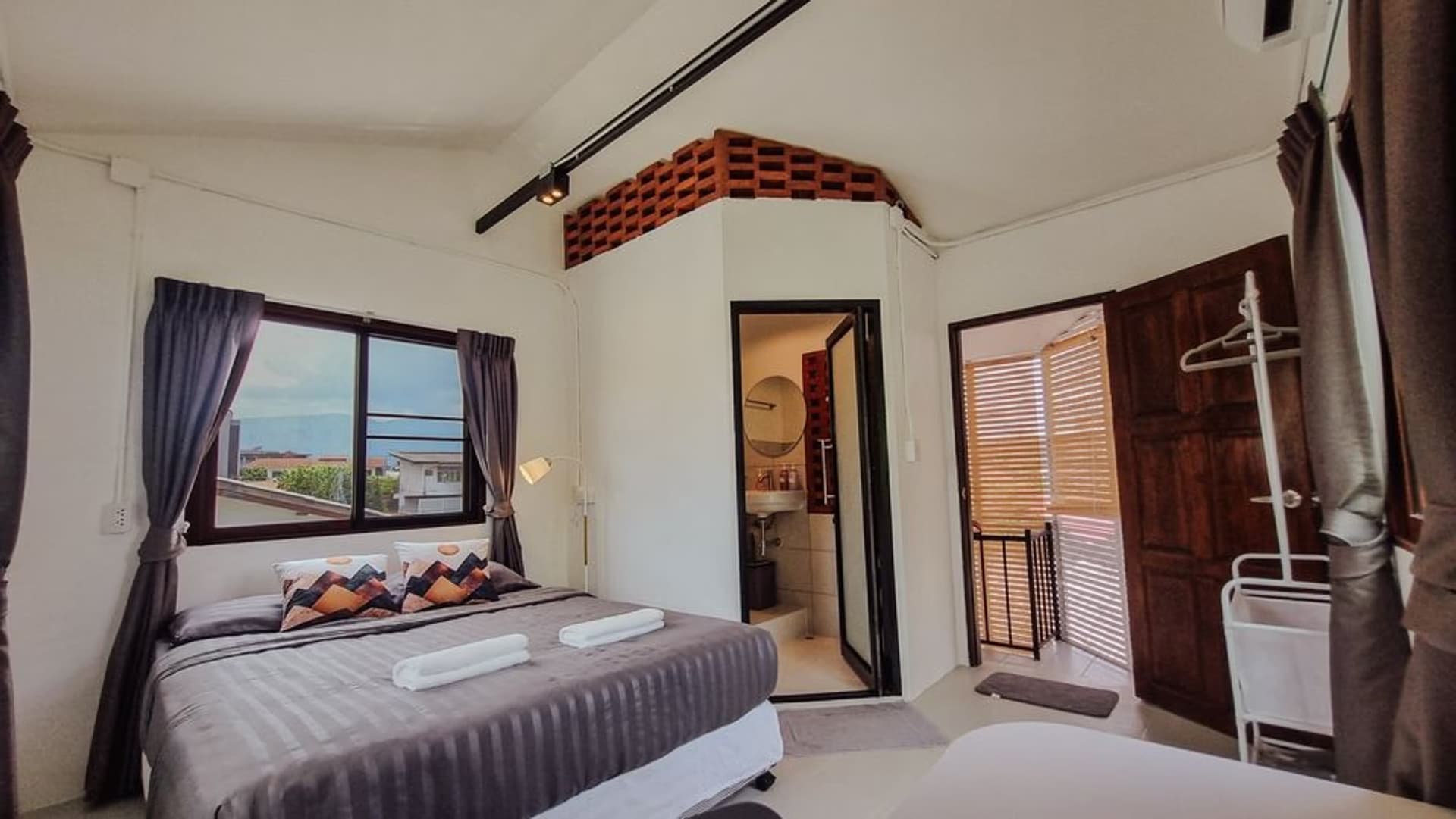 6 Bed House for Rent and Sale in Mueang Chiang Mai - Image 14