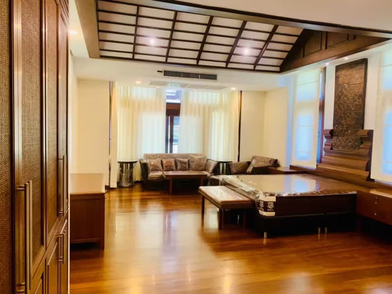 6 Bedroom House
