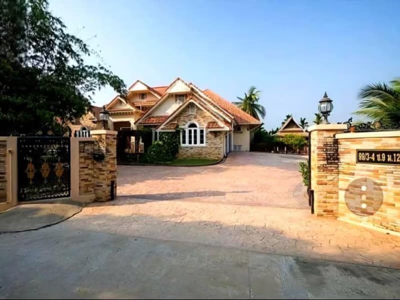 6 Bed House for Sale in Saraphi District