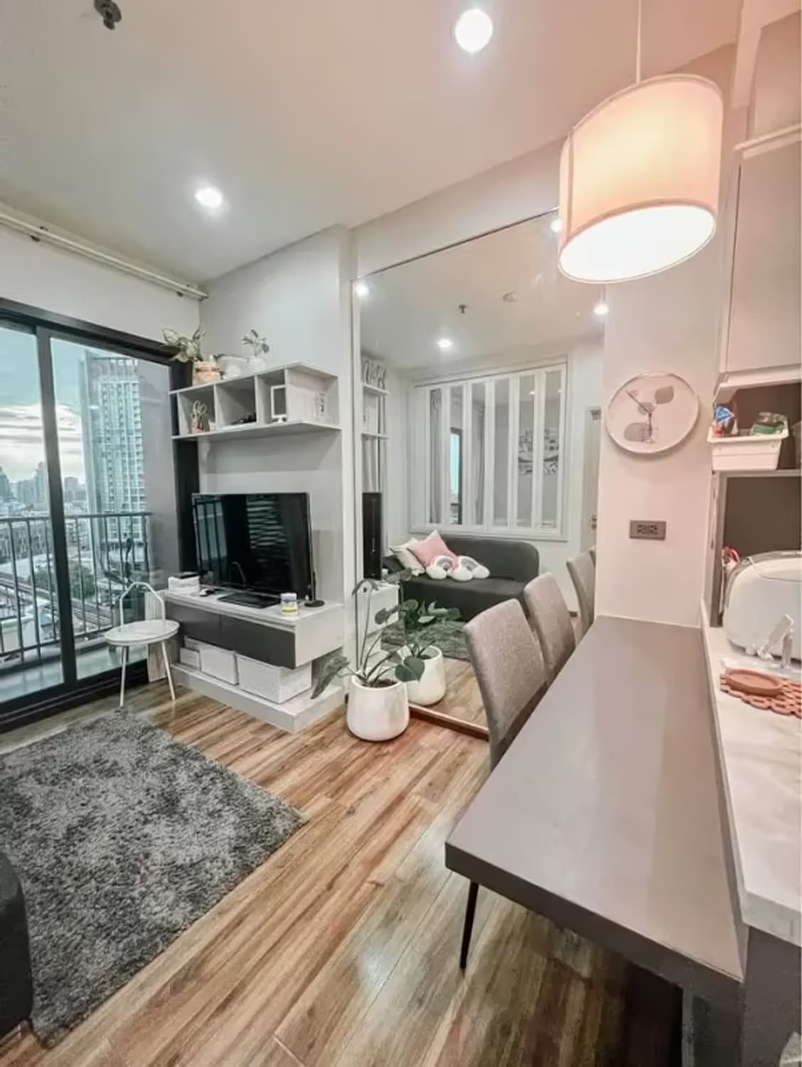 1 Bedroom Condo - Image 1