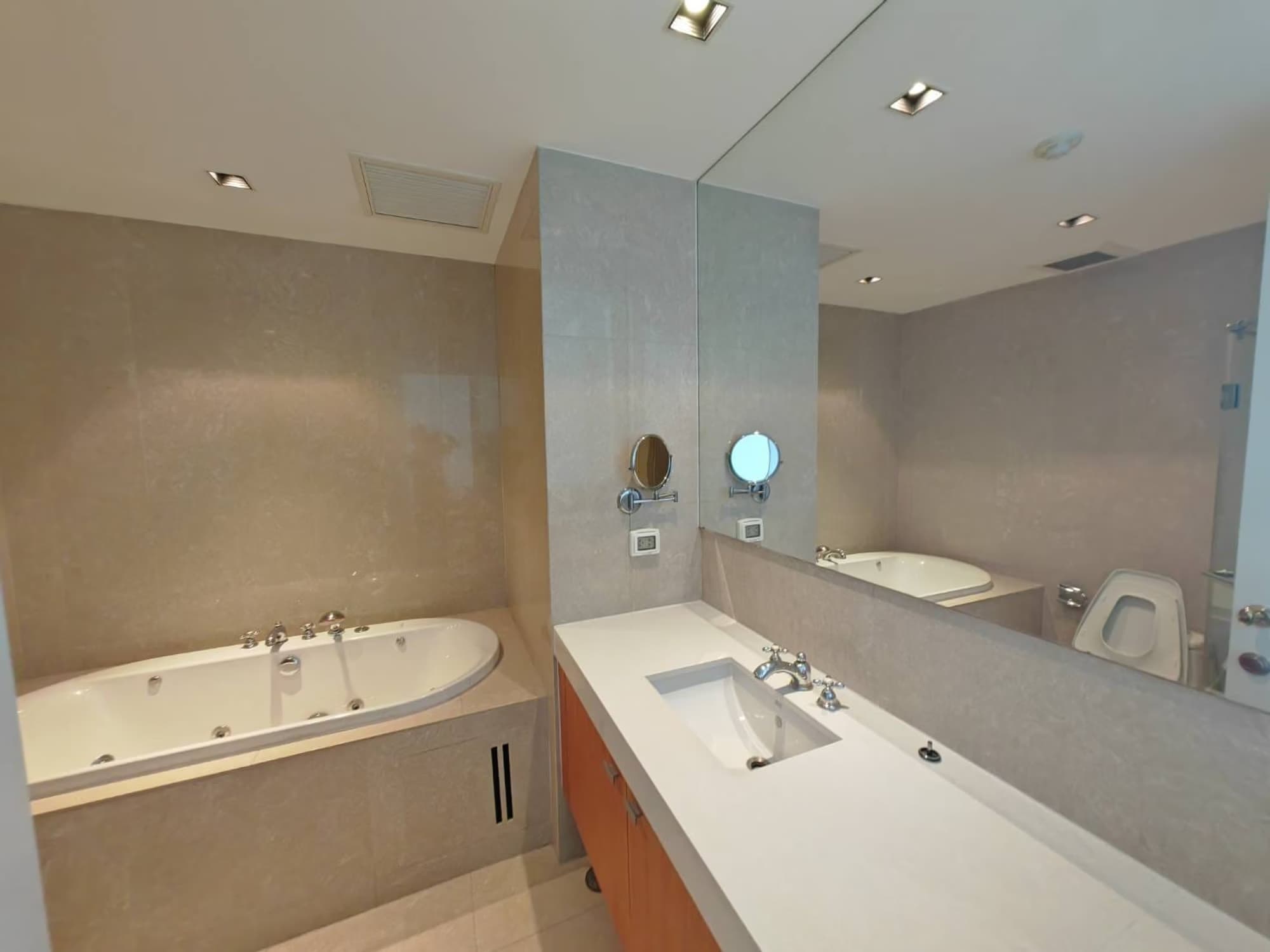 Condo for Rent at Athenee Residence - Image 6