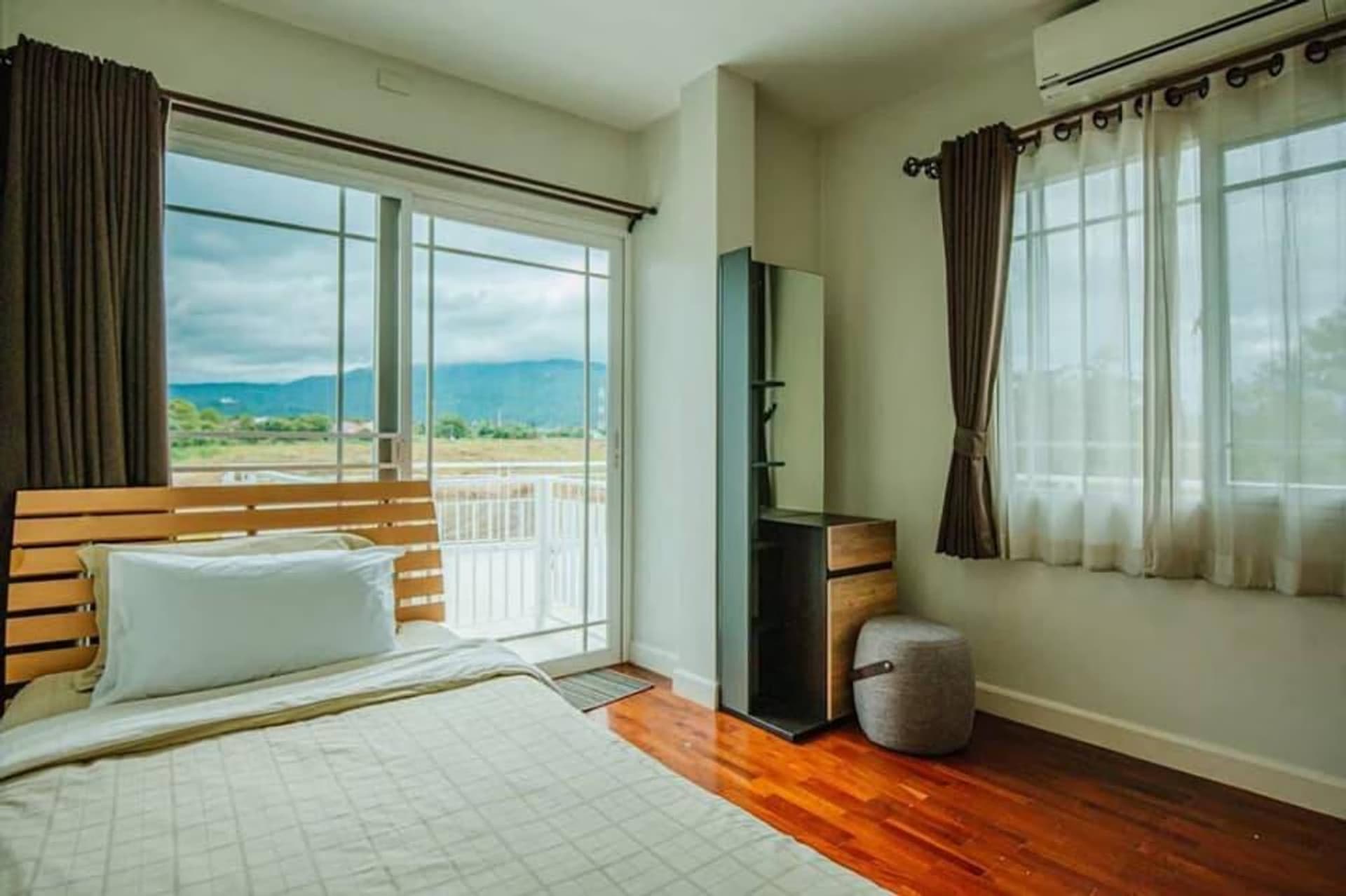 Pool villa house for rent in a frame - Image 14