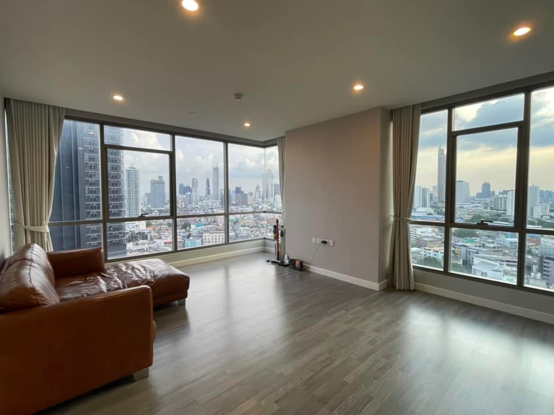 2 Bed Condo for Sale in Pathum Wan - Image 1