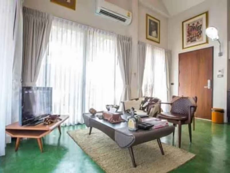 6 Bedroom House