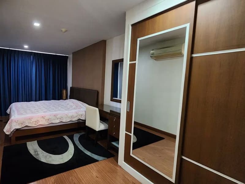 Condo for Rent at The Treasure Silom