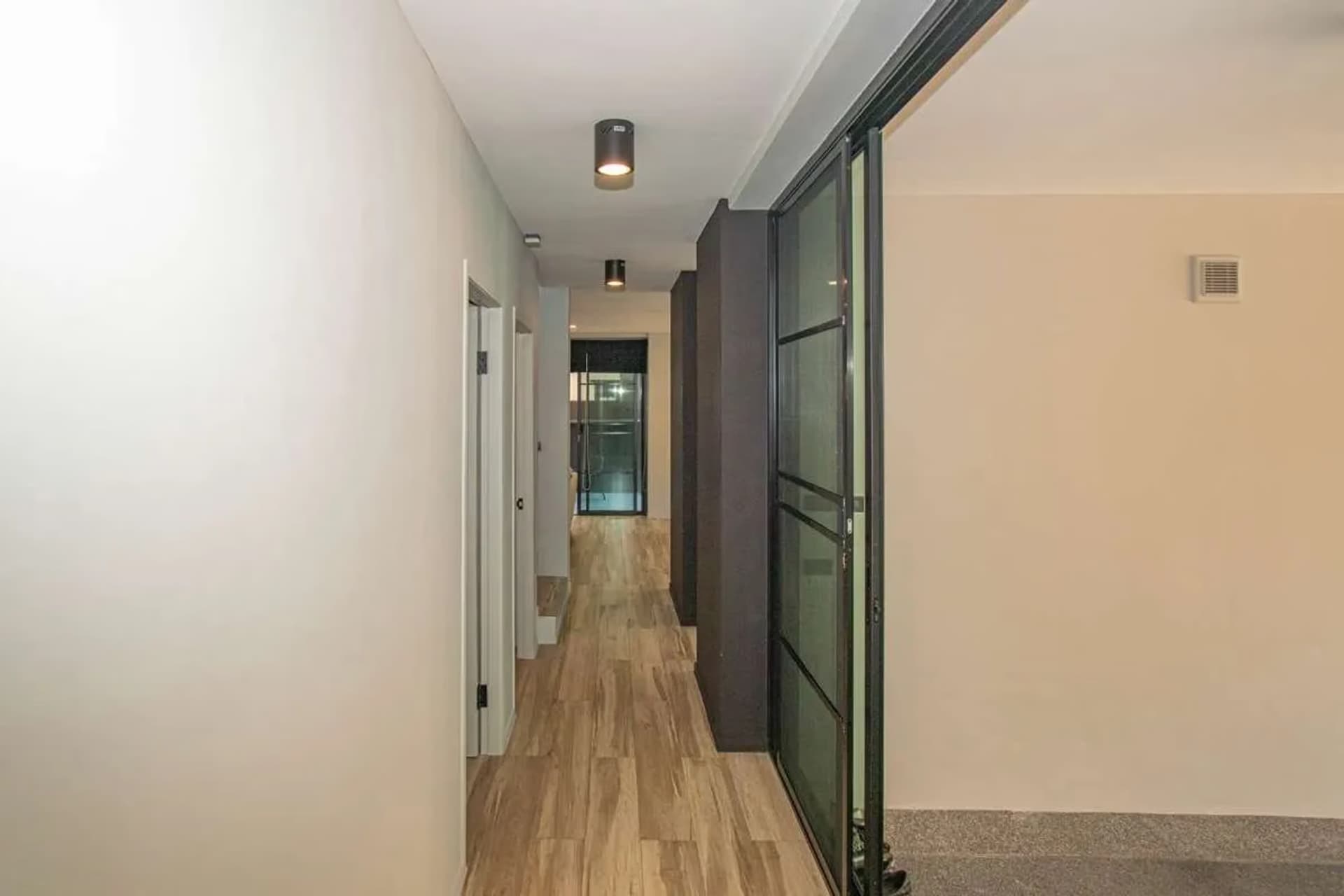 Contemporary 5-Bedroom House for Sale near Kad Farang - Image 6