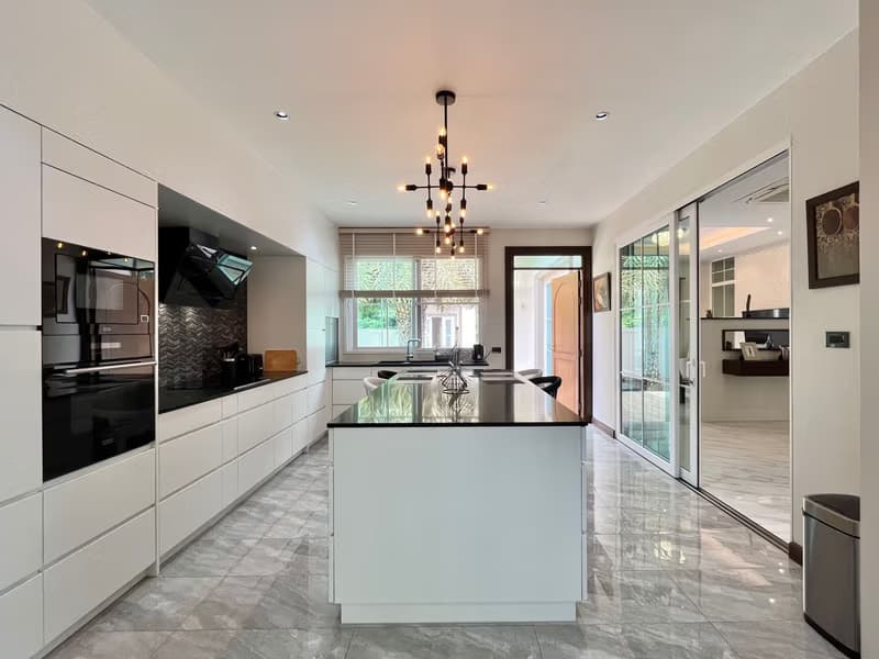 Luxury Pool Villa Next To Lake in Summit Green Valley