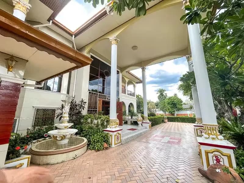 5 Bedroom House