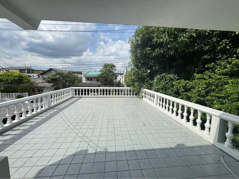 5 Bed House for Rent in Suan Luang